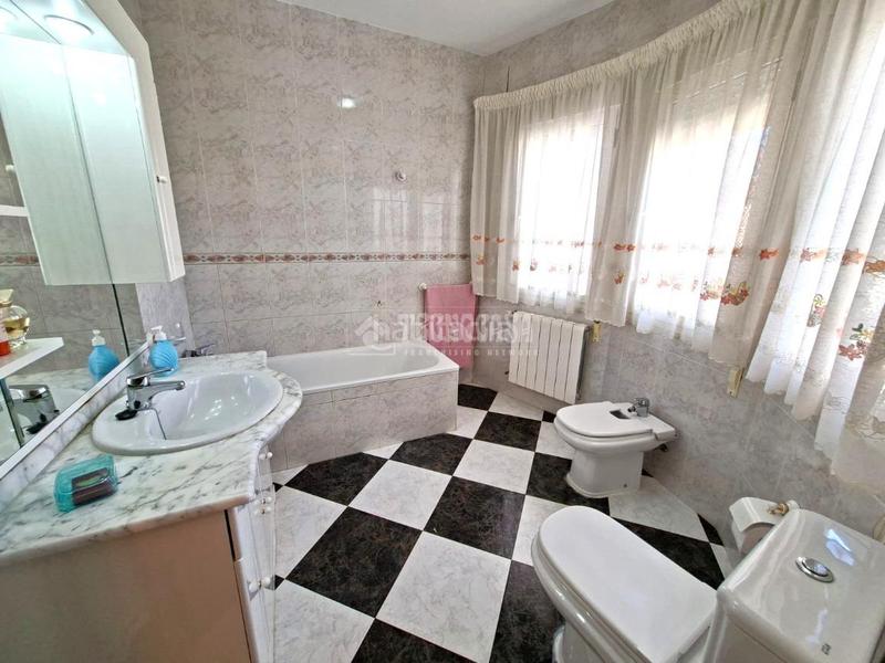 Foto c556c821-d026-457b-bf6b-f7fffc83a2c6. Casa aparellada amb calefacció aparcament a Benalúa