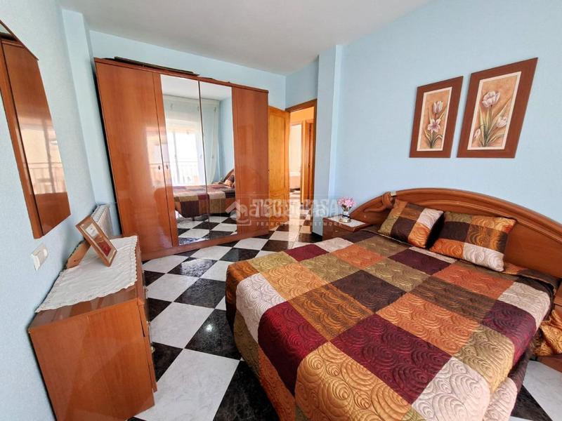 Foto da60acf8-8efb-4900-a016-5d59021c7252. Casa aparellada amb calefacció aparcament a Benalúa