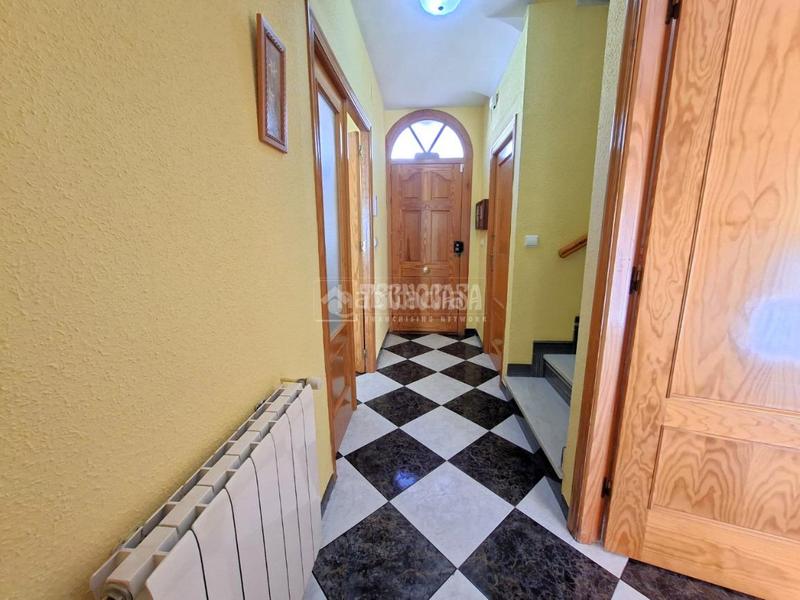 Foto dbdad0c2-c8f1-4188-8dce-65069ef51e4d. Casa aparellada amb calefacció aparcament a Benalúa