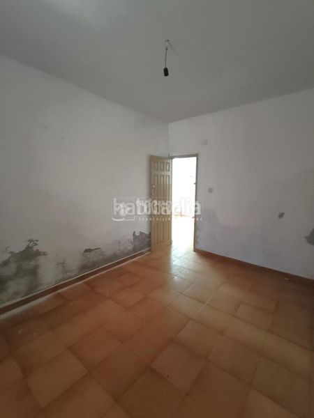 Foto ee7810d4-120a-4b85-8f9f-2a59418dac5a. Casa aparellada a Darro