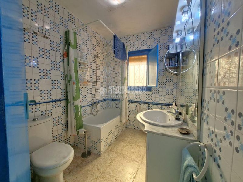 Foto cc04a61b-1ca4-4a4e-9f7d-15fe321f9cd7. Casa amb aparcament a Benalúa