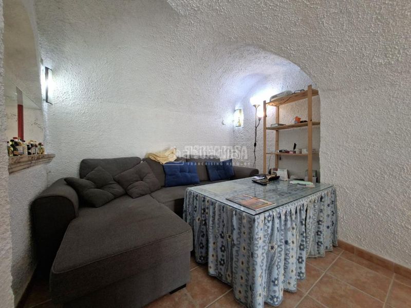 Foto db2f9e17-4694-48a5-8936-ba8955b5e2fa. Casa amb aparcament a Benalúa