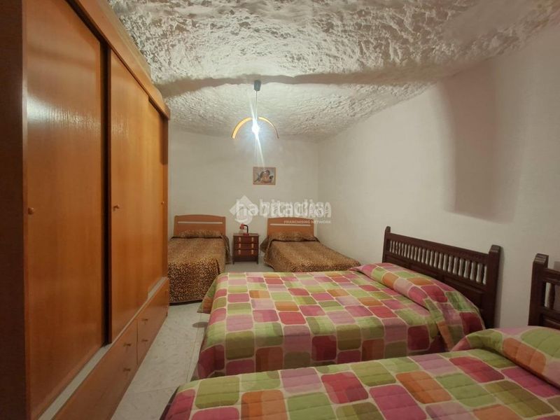Foto 1dd1d300-3ddd-4c82-93c0-d538da7ef918. Casa aparellada a Guadix