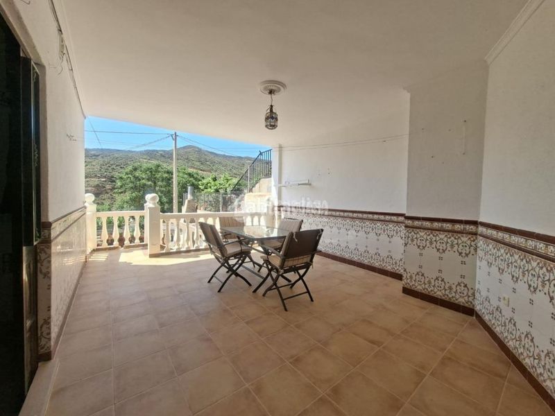 Foto 2fa720d6-3b3d-4f98-aaae-cc5ceb2f2338. Casa aparellada a Guadix