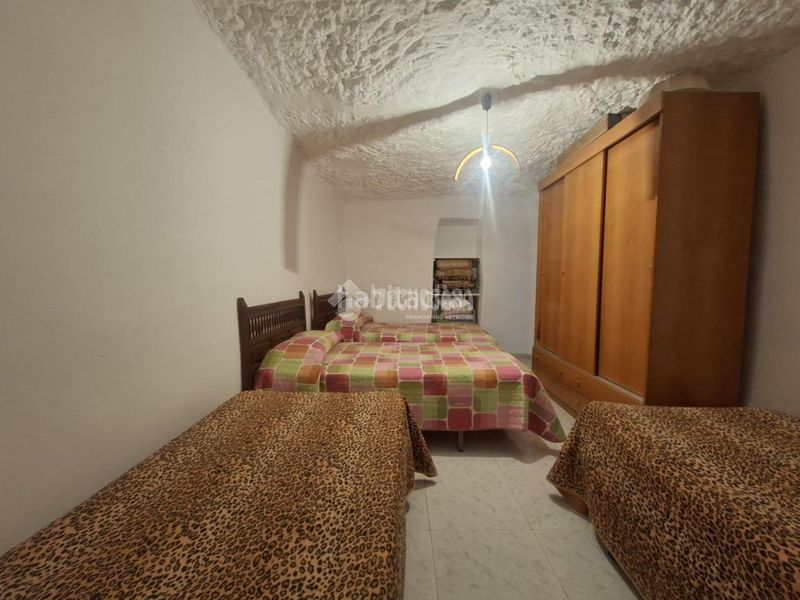 Foto 396f0eef-10f3-4466-9256-f93961a67c1e. Casa aparellada a Guadix