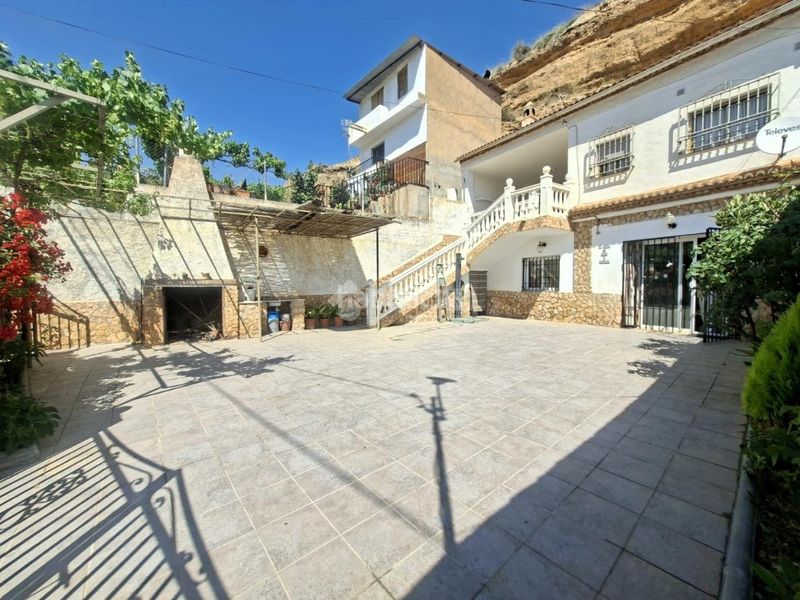 Foto 983d786d-31fa-4365-a840-fb71878e44f5. Casa aparellada a Guadix