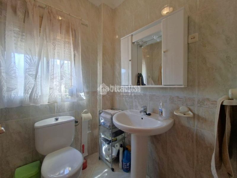 Foto b0e1d893-d84a-4c4e-ab68-2a6ec756c228. Casa aparellada a Guadix
