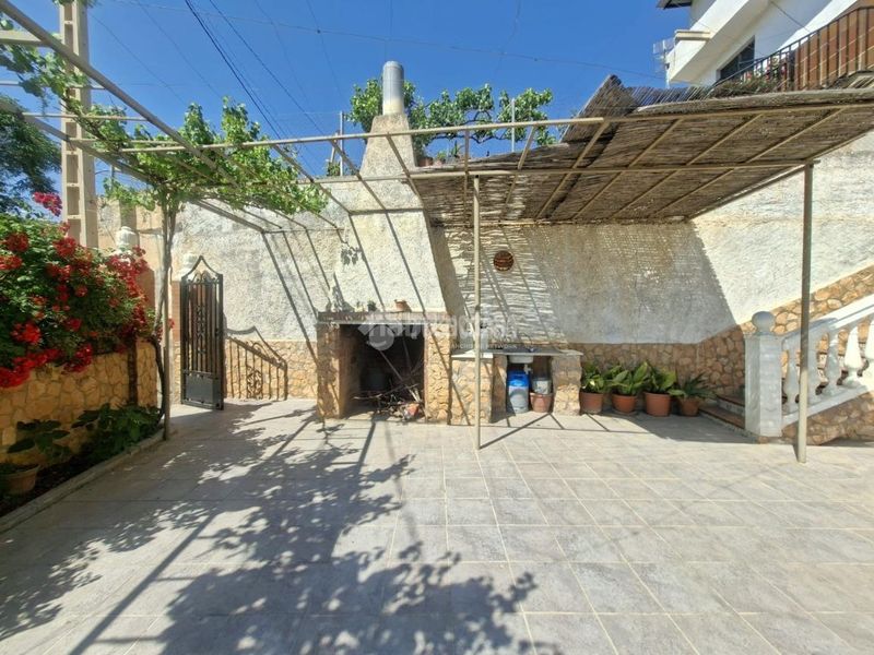 Foto bb8c8653-c06d-4951-baed-a593d33b4929. Casa aparellada a Guadix