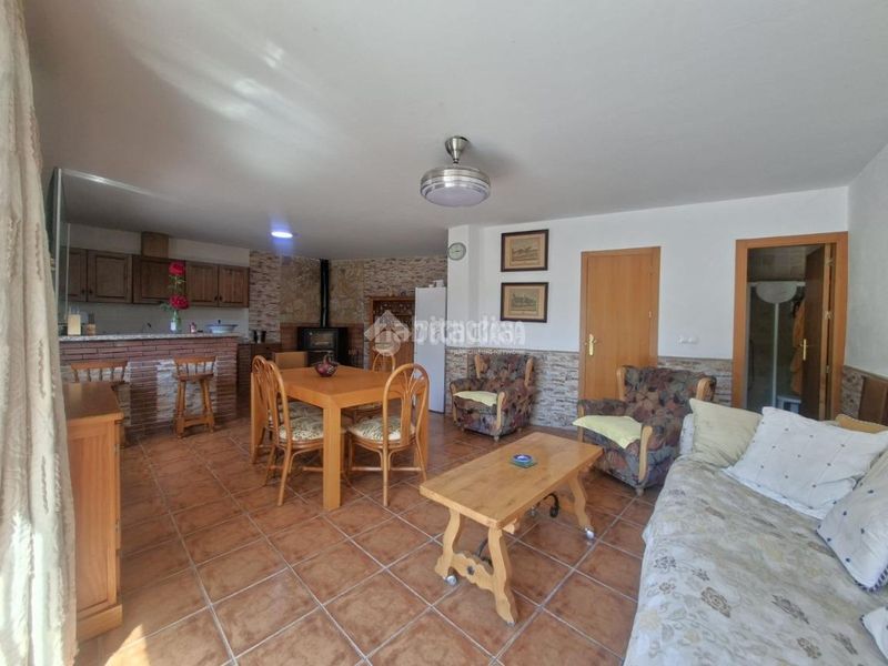 Foto f80c78b7-a5bd-4d42-b249-281f9f124640. Casa aparellada a Guadix