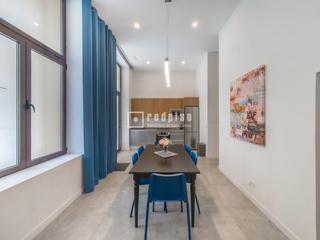 Appartement à Embajadores-Lavapiés. Piso de un dormitorio con amplio salon, comedor, y dos baños.