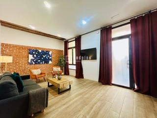 Pis a Embajadores-Lavapiés. Piso de dos dormitorios, dos baños, cocinacomedor y gran salón