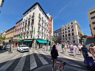 Pis a Embajadores-Lavapiés. Una vivienda señorial con amplitud, luz y una ubicación privileg