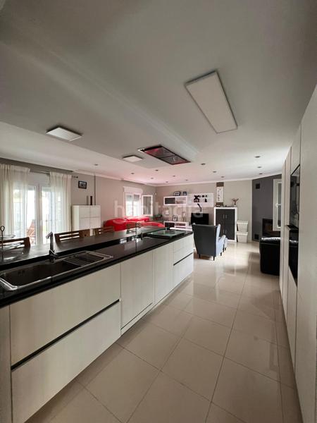 Foto 6abec31a-d4a4-45af-99d6-14076d4a24e1. Chalet avec parking piscine dans Barrios (Los)