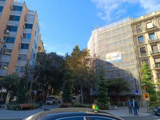 Lloguer Local Comercial  Carrer del consell de cent. Eixample, local en planta baja con altillo en zona semi peatonal