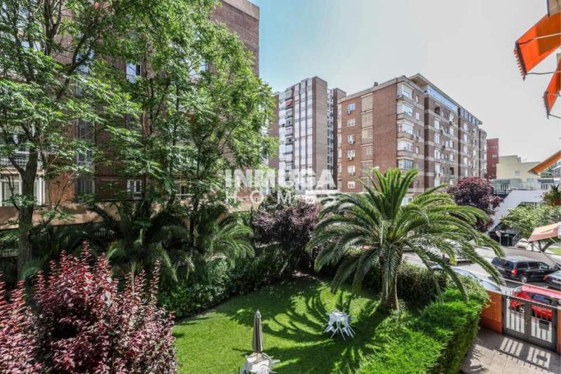 Foto c78677de-caf7-4bb6-8b51-d744fc327de2. Alquiler piso calle víctor andrés belaunde en Hispanoamérica-Bernabéu Madrid
