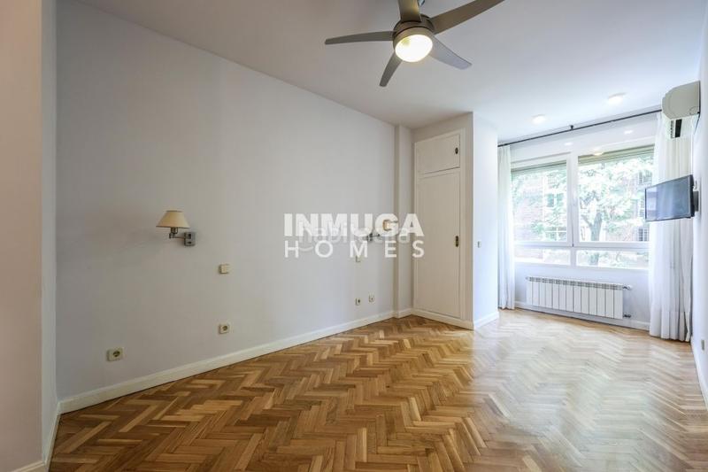 Foto f7f4fbef-6698-42c2-a6bf-3d256e32eb23. Alquiler piso calle víctor andrés belaunde en Hispanoamérica-Bernabéu Madrid