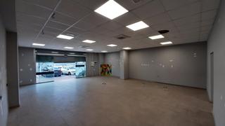 Lloguer Local Comercial a Les Comes. Local acondicionat
