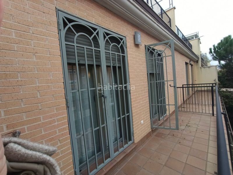 Foto ae8b3796-c4f6-4596-a030-25669261c862. Casa adossada amb calefacció aparcament piscina terrassa a Parla