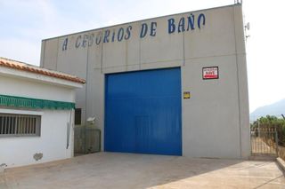 Industrial building in Redován. Nave construida sobre parcela de 2000m2 con conjunto de dos casa