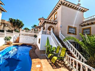 Chalet  Calle calle onix. Espectacular villa independiente con piscina en la zenia