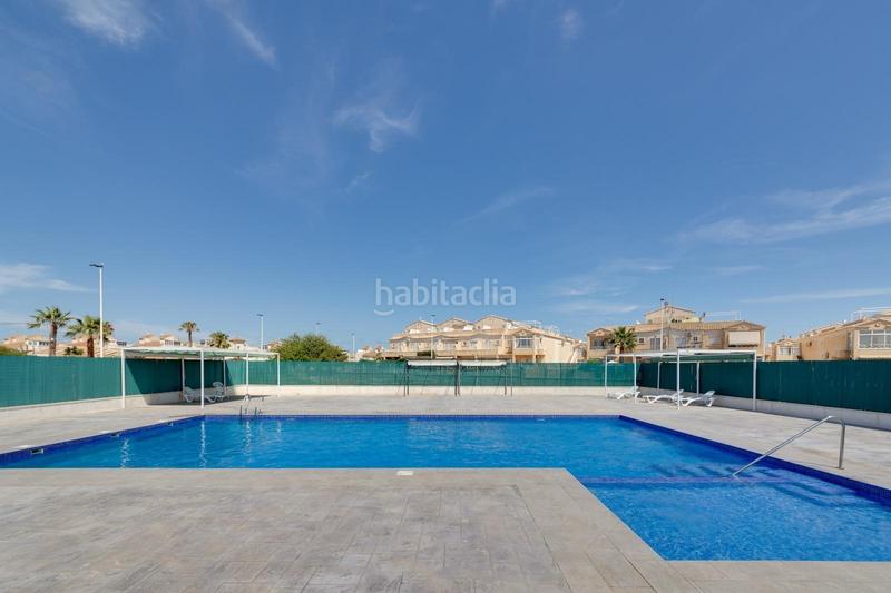 Foto b2f18d53-00bd-41e7-962e-515c3eb56278. Casa bungalow planta baja completamente reformado en residencial tranquilo y familiar en Torrevieja