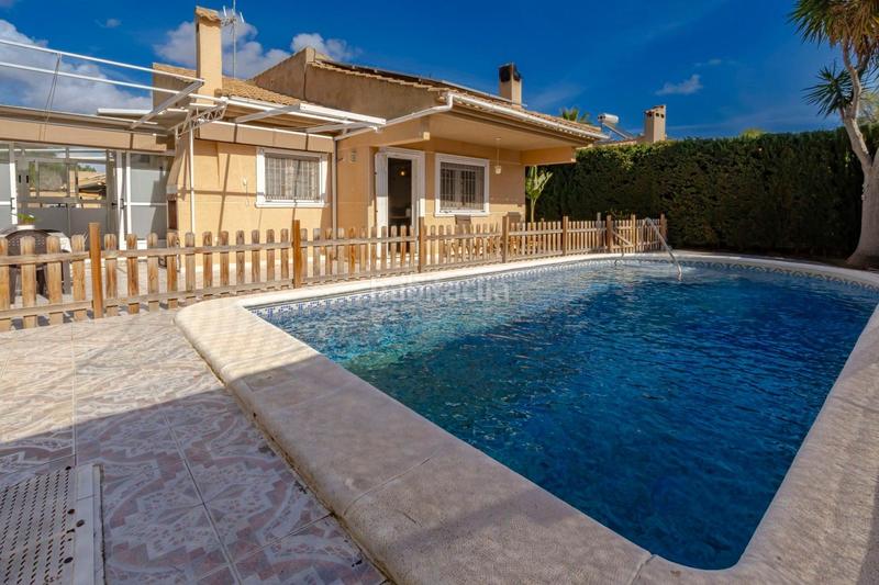 Foto 2f3c3379-9d9c-4d46-9f97-de26c5b5685c. Chalet con riscaldamento parcheggio piscina in Los Balcones-Los Altos Torrevieja