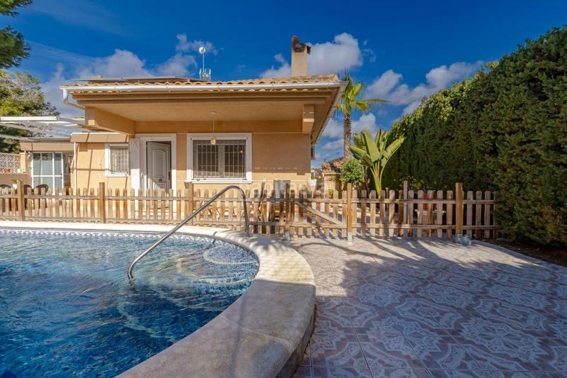 Foto be25cee6-7c75-40d1-9c52-3f00ec3f3e1c. Chalet con riscaldamento parcheggio piscina in Los Balcones-Los Altos Torrevieja