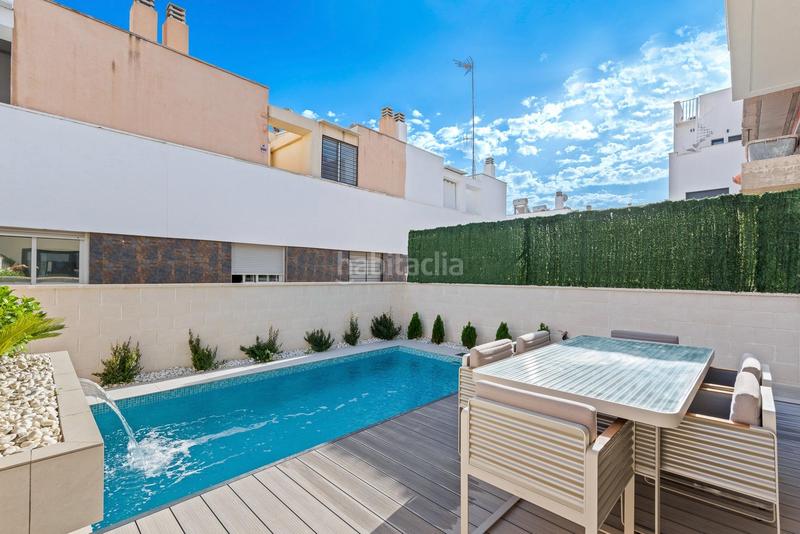 Foto 4f5ebadb-c608-43f6-9a5a-746793287129. Casa aparellada amb aparcament piscina a Los Secanos Guardamar del Segura