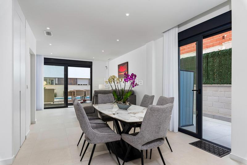 Foto 93471b7b-1302-4b5c-9967-1064e4f90f62. Casa aparellada amb aparcament piscina a Los Secanos Guardamar del Segura