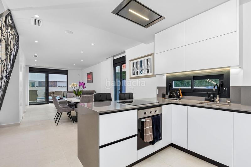 Foto dc3d85dc-c95b-4d3e-a8fb-2b00a6ea191d. Casa aparellada amb aparcament piscina a Los Secanos Guardamar del Segura