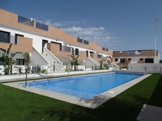 Casa en Pilar de la Horadada Ciudad. Bungalows de obra nueva con solárium o jardín en pilar de la hor