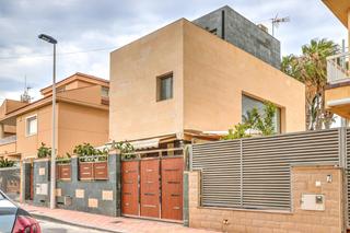 Xalet a Calle nicolás de las peñas 5. Exclusiva villa independiente con piscina privado y garaje cerca