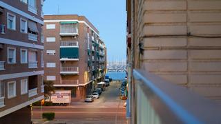 Apartament a Calle san miguel de salinas 9. Apartamento de 4 dormitorios a 200 m de la playa del acequión, e