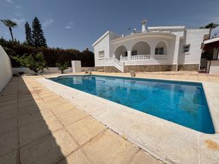 Chalet  Calle montebello. Chalet independiente de 3 dormitorios con piscina privada y 500m
