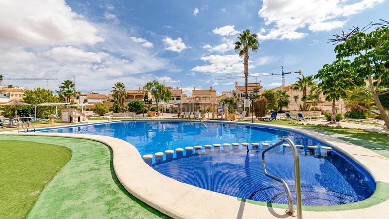 Foto ef9a3a9b-2f7a-4a43-bbb0-d6770fbd1e7a. Chalet dans calle calle leman dans La Florida Orihuela