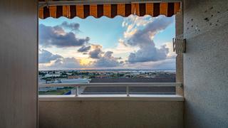 Appartement à San luis 1. Apartamento de 2 dormitorios con piscina comunitaria en torrevie