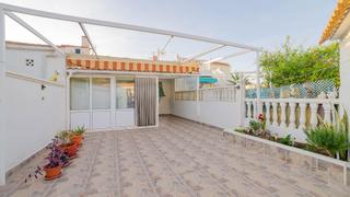 Casa a Calle luna 322. Bungalow de 2 dormitorios con jardín en torrevieja
