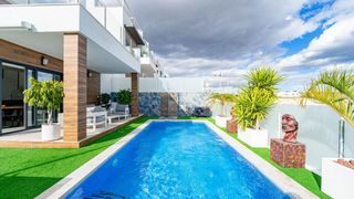 Chalet en Calle mandarino 17. Villa seminueva de 3 dormitorios con piscina privada y jardín en