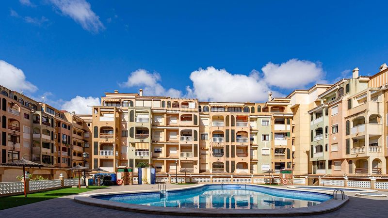 Foto 01eda63b-b8cc-4414-bbb6-ffe3318f49c2. Apartament amb piscina a Parque de las Naciones Torrevieja