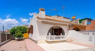 Casa  Santa petra. Bungalow en esquina con parcela de 209 m2 y solárium privado en