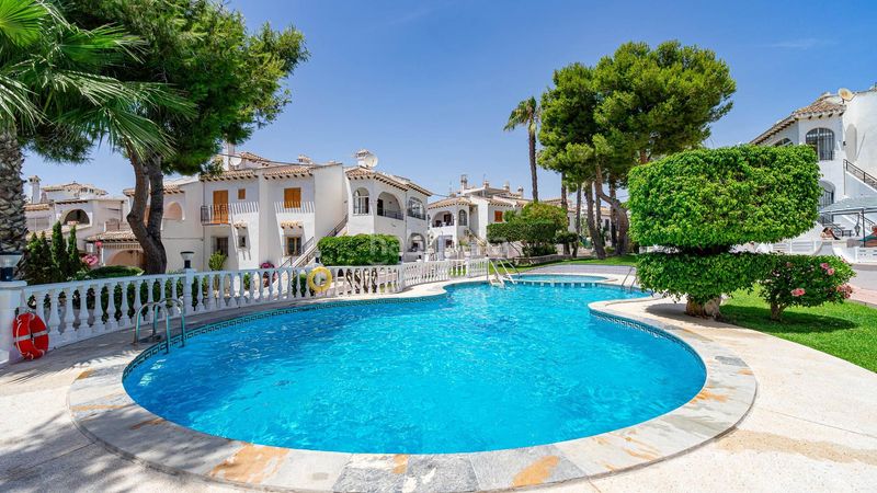 Foto 52ae5c04-4dc3-4b7d-b5cf-e619fcb470fa. Casa amb piscina a Aguas Nuevas Torrevieja