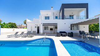 Chalet  Van eyck. Villa independiente seminueva de lujo con parcela de 730 m2, dos