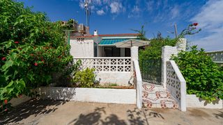 Maison à Urano 300. Bungalow en esquina con jardín y vistas despejadas en torrevieja