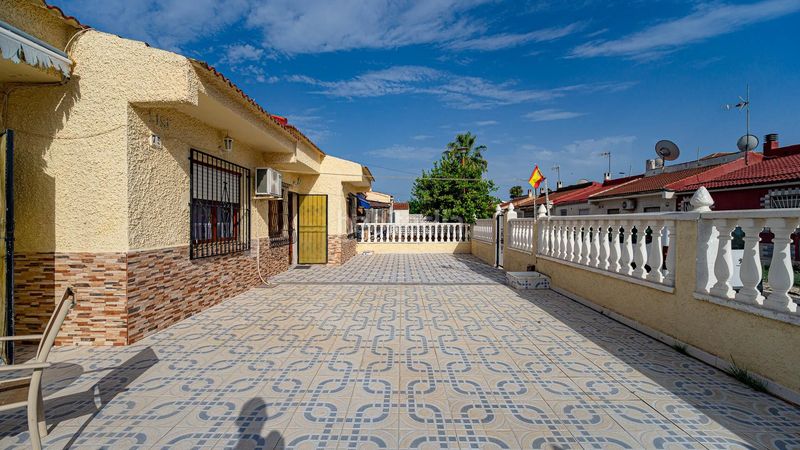 Foto ecbbf8a7-009c-4651-9169-dd0708697d10. Casa a Zona Carrefour - Urbanizaciones Torrevieja