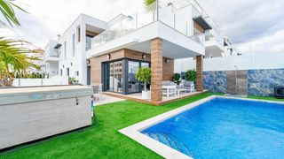 Chalet  Mandarino 3. Villa seminueva de 3 dormitorios con piscina privada y jardín en