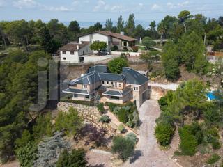 Maison  N/a. Exclusiva casa independiente en corbera de llobregat  urbanizaci