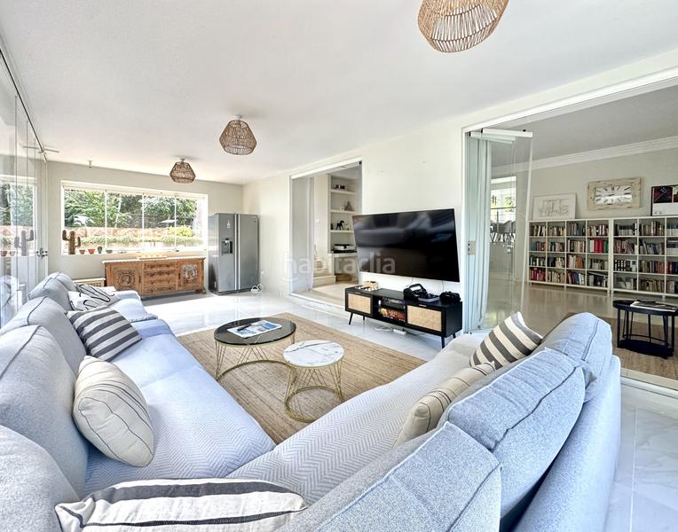 Foto 09332d80-f819-4969-8a9f-41795a6dc958. Casa amb aparcament piscina a Sotogrande costa Sotogrande