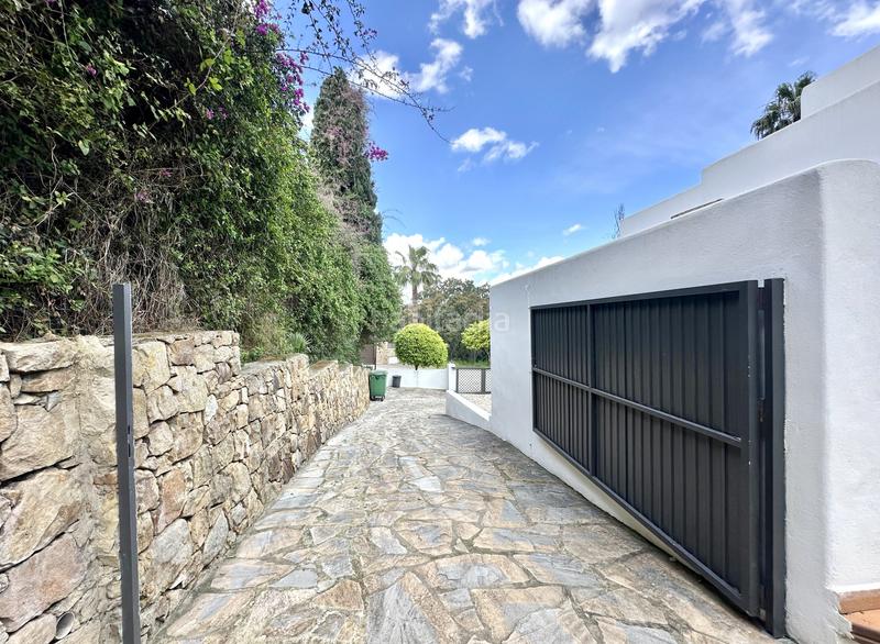 Foto 25ac1128-fbff-43ca-98be-c12a7572f17d. Casa amb aparcament piscina a Sotogrande costa Sotogrande