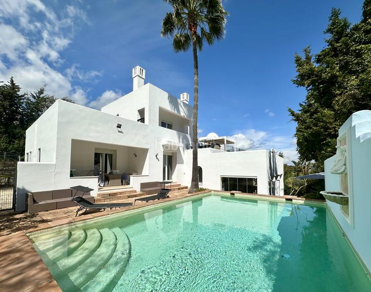 Foto f63cd552-1aa0-43b0-8703-c177954005a8. Casa amb aparcament piscina a Sotogrande costa Sotogrande