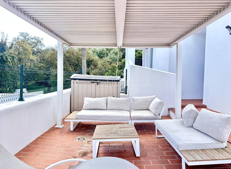 Foto f69ea87e-4acb-44ca-bbe2-7f97f3ac9741. Casa amb aparcament piscina a Sotogrande costa Sotogrande